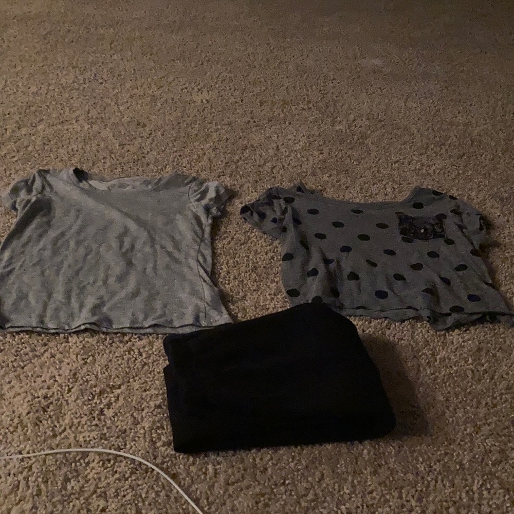 2 grey shirts and thick black leggings